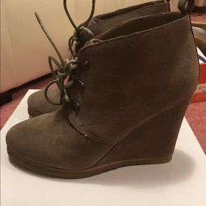 Steve Madden Tanngoo Taupe wedges